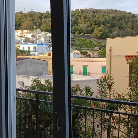A 2 Passi Dalla Piazza Isola di Ustica